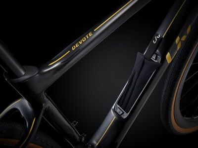 LIV Devote Advanced Pro Carbon click to zoom image